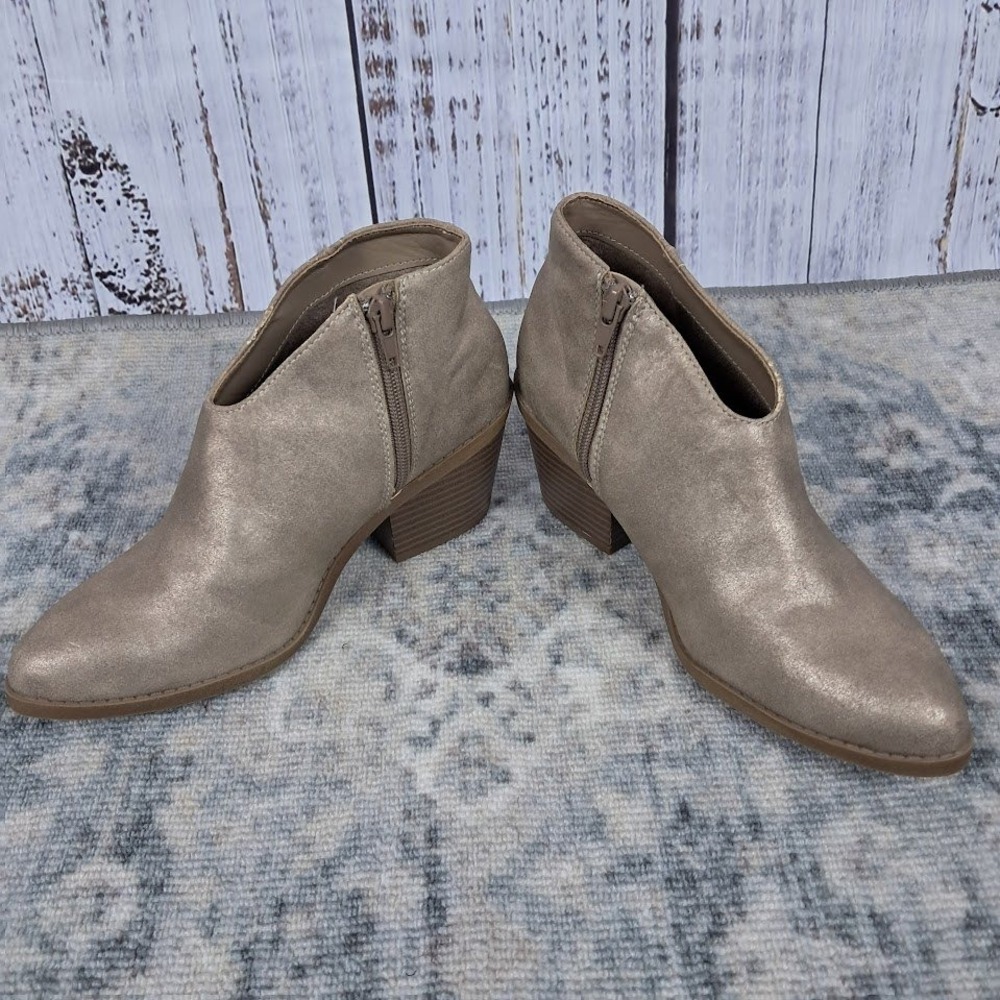 NWOT JELLYPOP 6.5 Kelly Beige Gold Glitter Ankle‎ Booties Faux Suede Wooden Heel - Picture 3 of 8